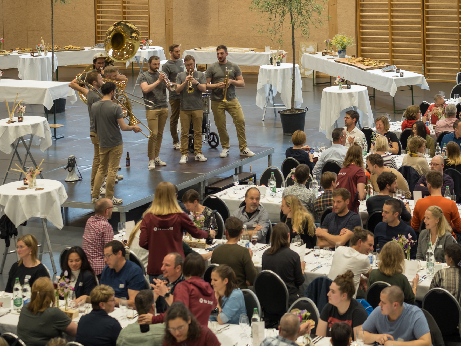 Renggli Haus - Grandioser Start ins Jubiläumsjahr mit Event für Mitarbeitende